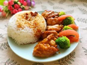 12、取出肉块切开，装盘，将汤汁浇在米上