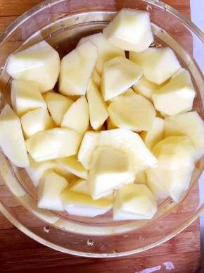 2、将土豆在清水中淘洗掉淀粉