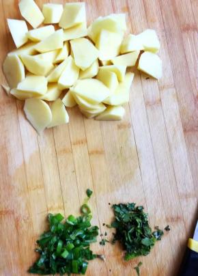 1、土豆去皮洗净切成滚刀块，葱叶和香菜切碎末