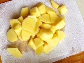 3、控干水分后放在厨房纸上吸干表面水分