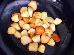 5、不停翻面，一直煎至表面焦黄