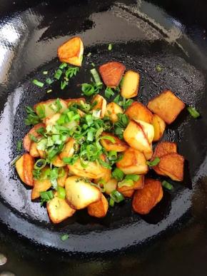 7、倒入锅中，放入葱叶和香菜末