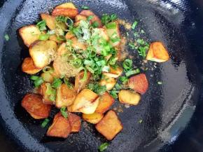 8、加入孜然粉和盐翻拌均匀即可