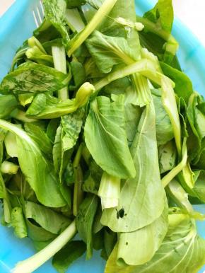 1、油菜去根去老叶洗净，切好