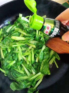 4、加入热炒鲜露翻炒均匀