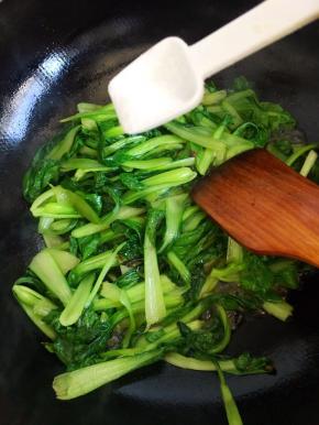 5、加入盐翻炒均匀即可