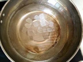 4、小奶锅中加入水和冰糖烧开