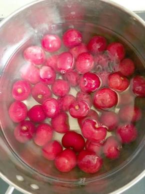 5、倒入樱桃，小火煮