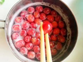 6、煮至樱桃变软，取出晾凉后放入冰箱冷藏，随吃随取即可