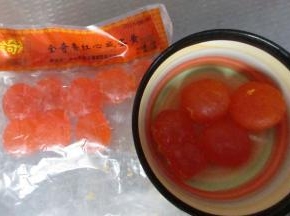 咸蛋黄放入碗里，喷酒后上笼蒸10分钟，用的金奇香的咸蛋黄，这个蛋黄熟了以后很沙，口感不错