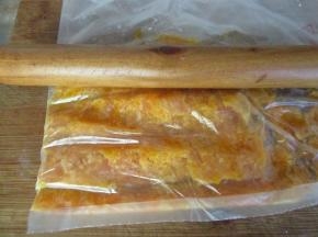 蒸熟后压碎，我是用保鲜袋装着擀面杖压碎的，也可以用刀碾碎