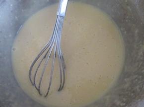 把牛奶、淡奶油、鸡蛋，白糖放入盆里搅拌均匀后加入混合的粉类，搅拌到无颗粒的状态