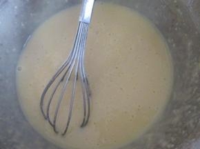 把牛奶、淡奶油、鸡蛋，白糖放入盆里搅拌均匀后加入混合的粉类，搅拌到无颗粒的状态