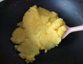 用中小火炒，炒到成团的状态即成金色奶黄馅。晾凉备用。做好的奶黄馅有500克左右