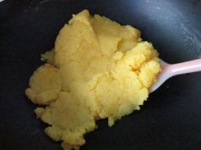 用中小火炒，炒到成团的状态即成金色奶黄馅。晾凉备用。做好的奶黄馅有500克左右