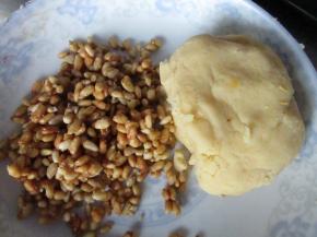 将做好的奶黄馅和烤好的松子仁放盘中。松子仁我是之前用枫糖糖浆拌了后烤熟的，也可以直接炒熟加里面