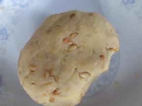 和奶黄馅一起揉均匀备用