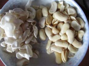 下面做桃山皮。把大白芸豆浸泡一晚后剥掉外皮，泡了之后很轻松就把皮剥掉了