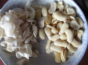 下面做桃山皮。把大白芸豆浸泡一晚后剥掉外皮，泡了之后很轻松就把皮剥掉了