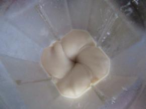 去皮的豆子放入电饭煲中，加水没过豆子，用宝贝粥功能把豆子煲到软烂，放入破壁机中搅打成细腻的糊