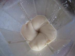 去皮的豆子放入电饭煲中，加水没过豆子，用宝贝粥功能把豆子煲到软烂，放入破壁机中搅打成细腻的糊