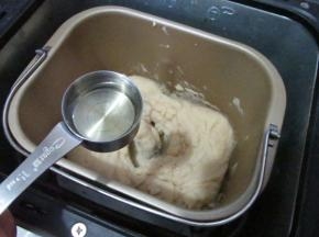 豆糊放入面包机中，用自动翻炒功能，加入30克油炒至水分蒸发一部分，馅料稍干