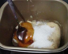 加入麦芽糖和白糖继续翻炒大约10分钟