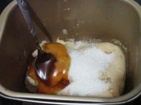 加入麦芽糖和白糖继续翻炒大约10分钟