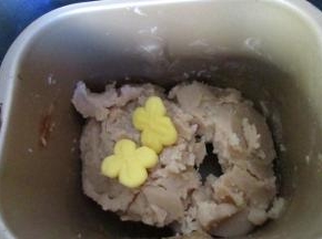 把黄油放入炒至黄油完全融化即可