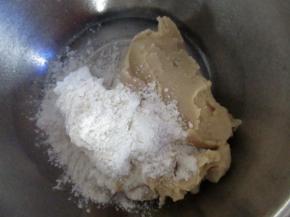 取炒好的豆蓉，奶粉和面粉混合加入揉均匀