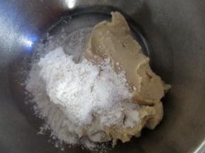 取炒好的豆蓉，奶粉和面粉混合加入揉均匀