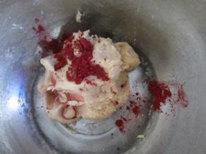 取一半做好的桃山皮，加入红曲粉揉均匀