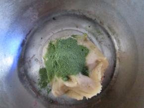 再取一半加入抹茶粉揉均匀