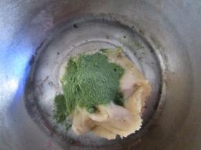 再取一半加入抹茶粉揉均匀