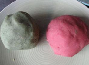 两种颜色的面团备好了