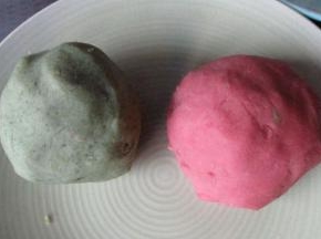 两种颜色的面团备好了