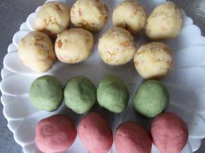 把面团分成20克的剂子，松仁奶黄馅分成30克的剂子