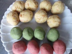 把面团分成20克的剂子，松仁奶黄馅分成30克的剂子