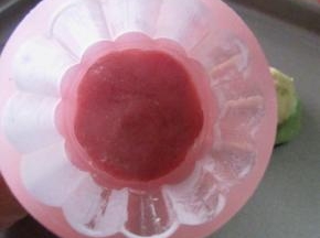 用月饼模具，选立体的樱花片，模具中撒一点熟的糯米粉防粘。先取一小块红色面团，压在花片上，把花形部分填满