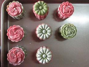 推压出来即成形，还做了其他花形的，方法相同，也可以就用一种颜色的皮，做成纯色的，我做了纯色的玉兔捣药花形的