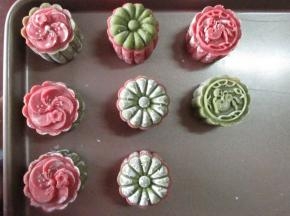 推压出来即成形，还做了其他花形的，方法相同，也可以就用一种颜色的皮，做成纯色的，我做了纯色的玉兔捣药花形的