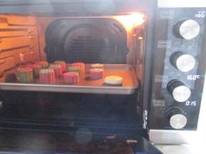 烤箱上下火160度预热完成后，中层偏下入烤箱烤15分钟。注意不要让表面上色，否则影响美观