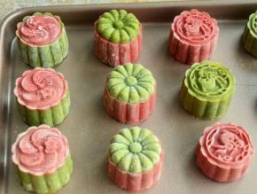 烤好的桃山皮的月饼，是不是看着美美哒。说明一点，刚刚烤好的月饼皮稍微硬一点，密封盒保存冷藏一天后会回油，就软了，而且表面的干粉也会