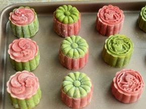 烤好的桃山皮的月饼，是不是看着美美哒。说明一点，刚刚烤好的月饼皮稍微硬一点，密封盒保存冷藏一天后会回油，就软了，而且表面的干粉也会