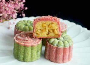 切开看看馅料，奶黄馅包裹松仁，很香的哦