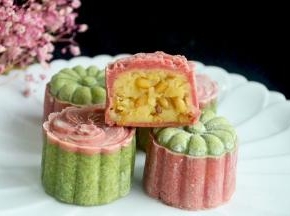 切开看看馅料，奶黄馅包裹松仁，很香的哦