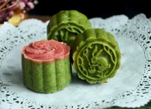 说明一点，上面的图是刚烤好的，表面有防粘的干粉，颜色也淡些，月饼皮稍微硬一点，密封盒保存冷藏一天后会回油，就软了，而且表面的干粉也会被吸收，颜色会变得更好看，这个图就是回油后的。可惜我的成品图是做好就拍的，颜色没有这个放了一天的好看哦，只是放了一天后就剩了这三个了，其它的做好就被吃掉啦