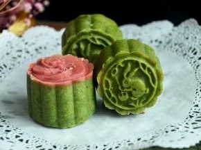 说明一点，上面的图是刚烤好的，表面有防粘的干粉，颜色也淡些，月饼皮稍微硬一点，密封盒保存冷藏一天后会回油，就软了，而且表面的干粉也会被吸收，颜色会变得更好看，这个图就是回油后的。可惜我的成品图是做好就拍的，颜色没有这个放了一天的好看哦，只是放了一天后就剩了这三个了，其它的做好就被吃掉啦