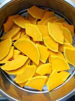 放入蒸锅中，开大火烧开转中火再蒸10分钟