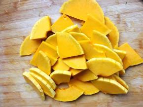 南瓜去皮去瓤洗净切片